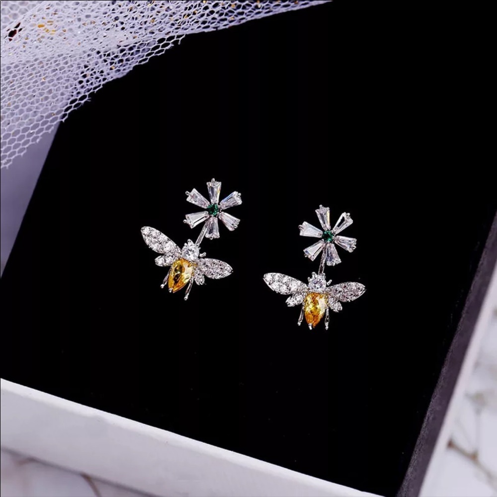 NEW Honey Bee Flower Stud Earrings - Picture 5 of 5